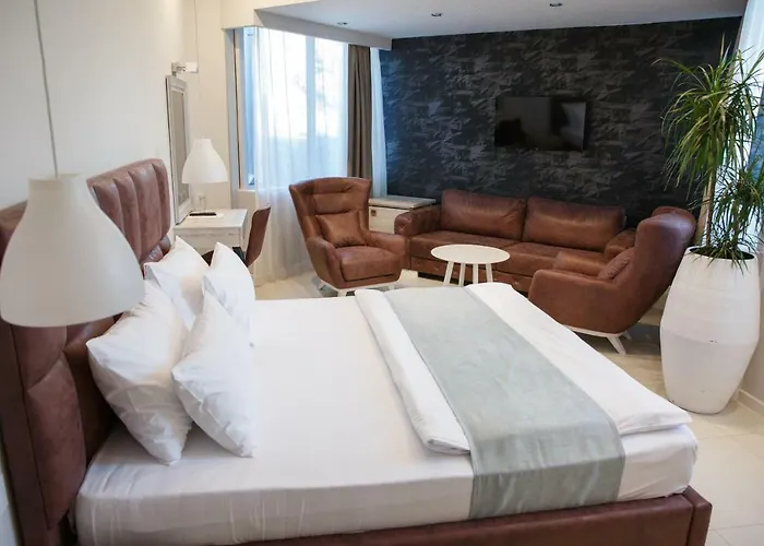 Crystal Light Hotel 4*